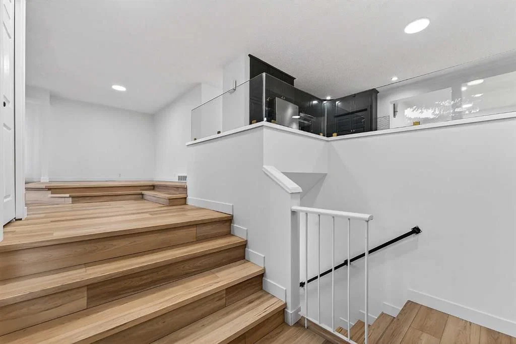 1091 Berkley Drive NW, Calgary — photo 3 of 30