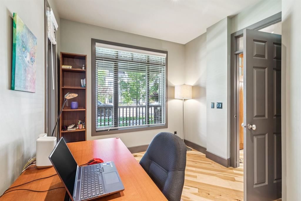 2033 Bowness Road NW, Calgary — photo 5 of 44