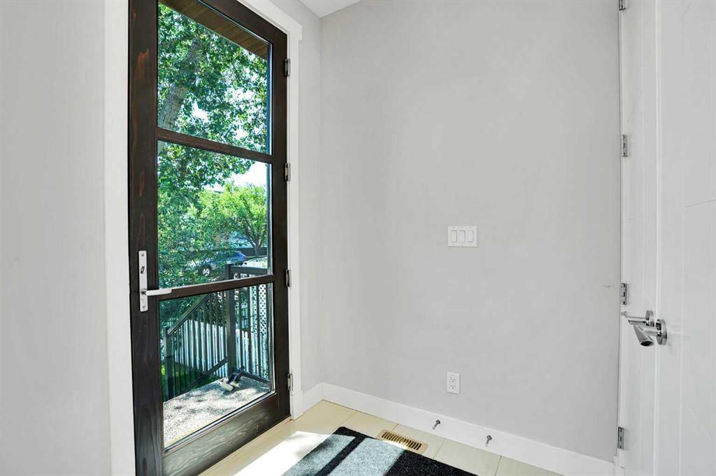 1018 20 Avenue SE, Calgary — photo 2 of 50