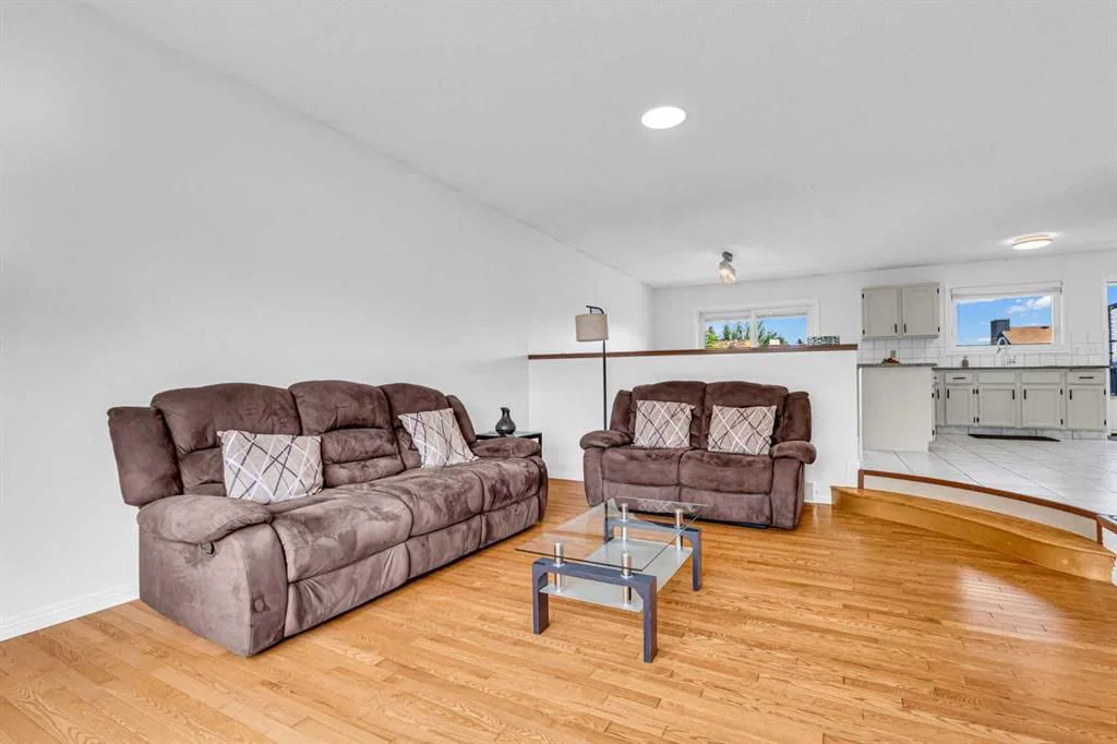 6716 37 Avenue NE, Calgary — photo 3 of 36