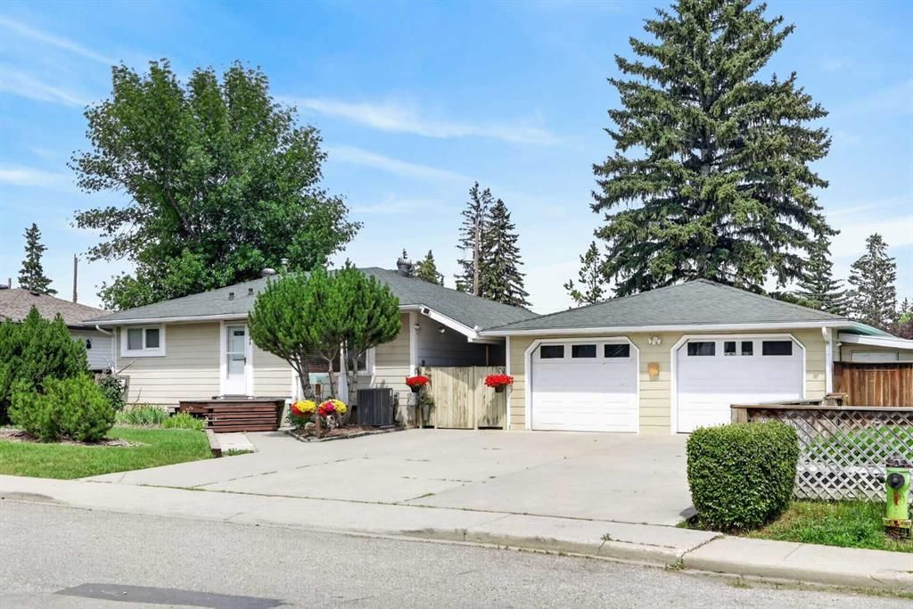 8008 36 Avenue NW, Calgary — main listing photo