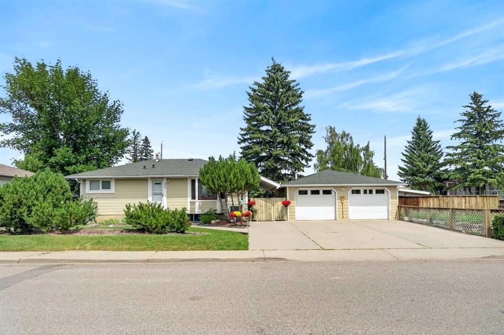 8008 36 Avenue NW, Calgary — photo 3 of 50
