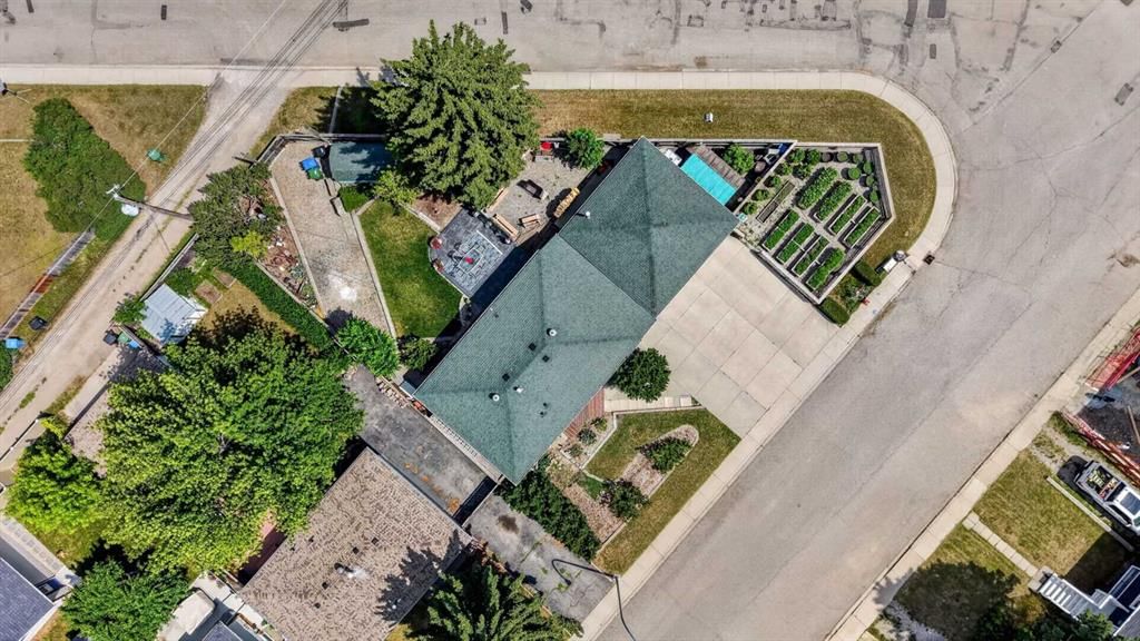 8008 36 Avenue NW, Calgary — photo 4 of 50