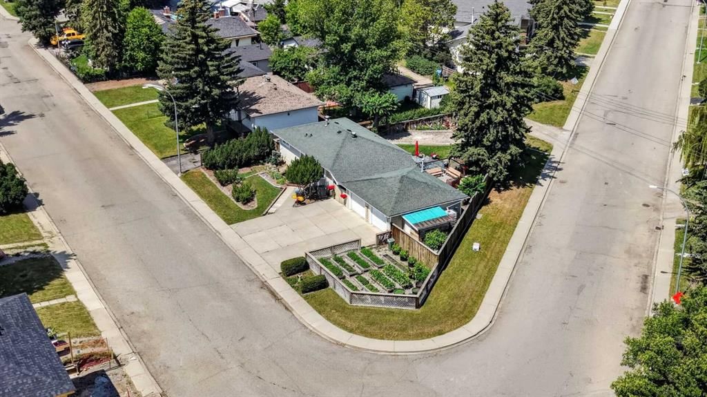 8008 36 Avenue NW, Calgary — photo 5 of 50