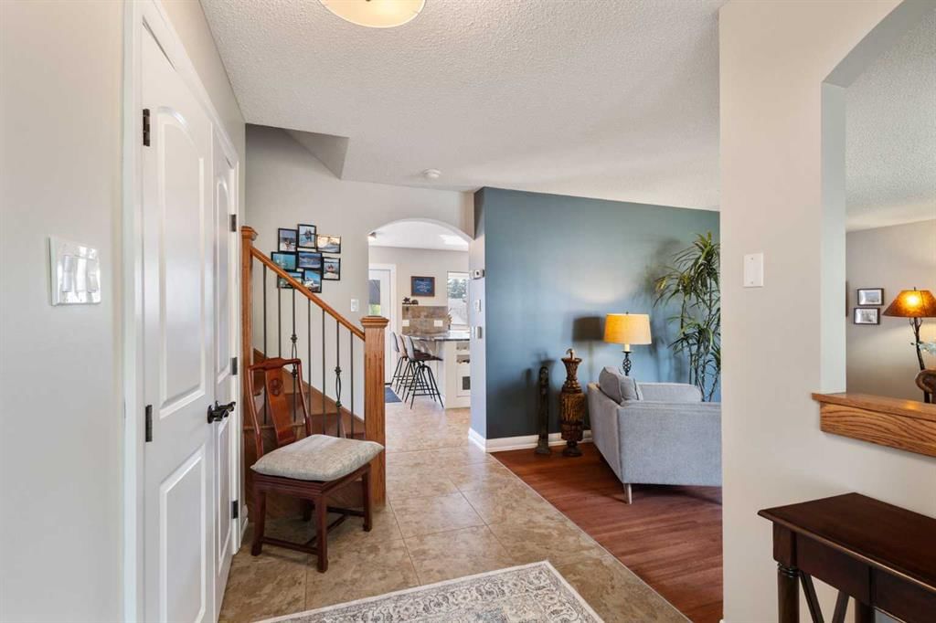10720 Maplecrest Road SE, Calgary — photo 2 of 40