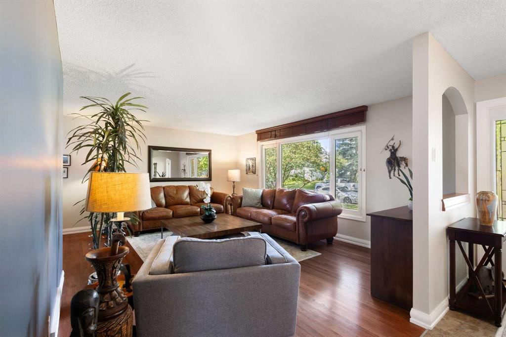 10720 Maplecrest Road SE, Calgary — photo 3 of 40