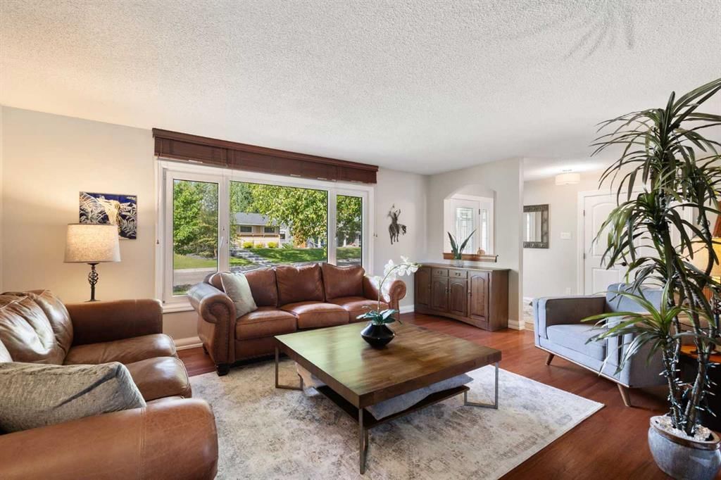 10720 Maplecrest Road SE, Calgary — photo 4 of 40