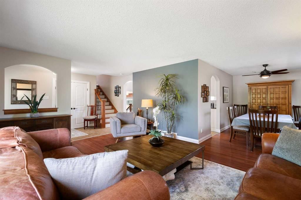 10720 Maplecrest Road SE, Calgary — photo 5 of 40