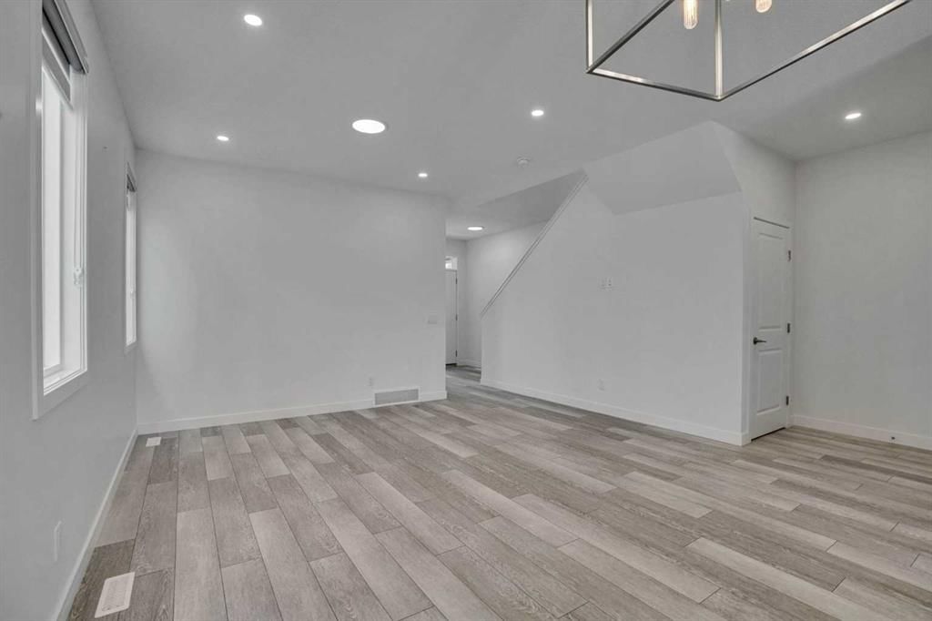 26 Amblehurst Path NW, Calgary — photo 5 of 42