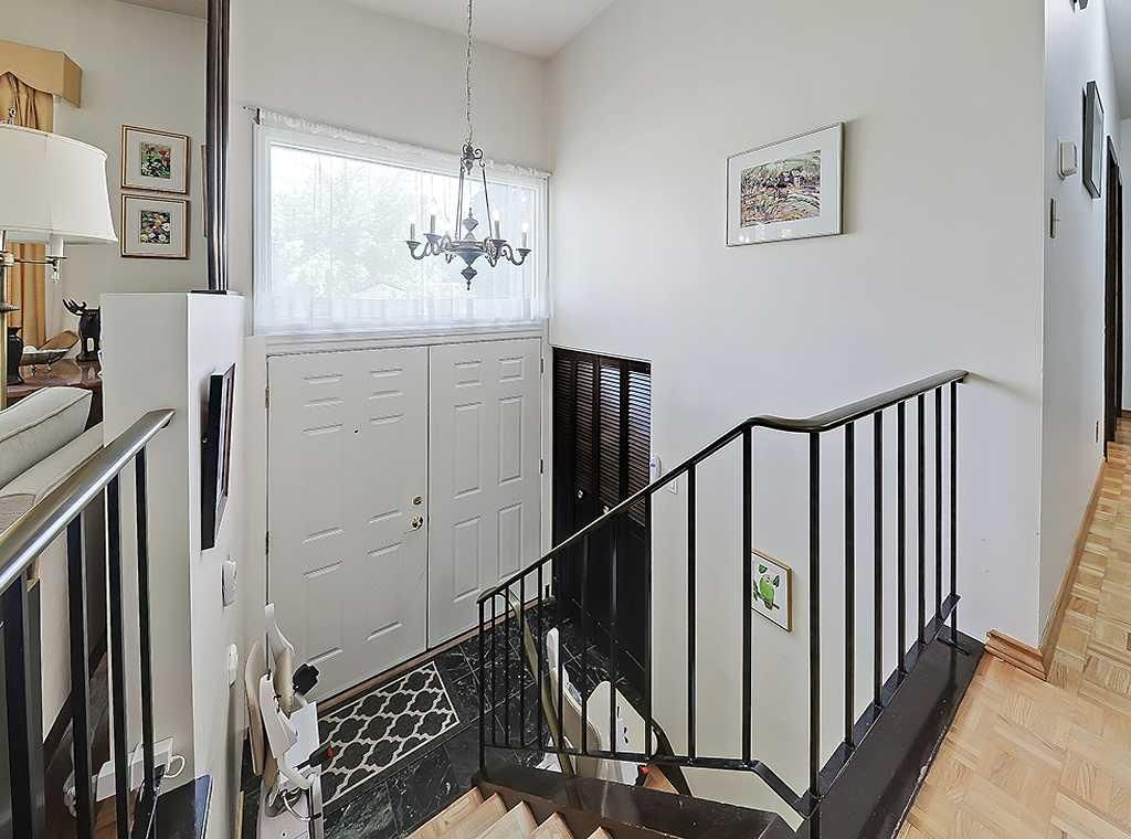 3911 Vincent Drive NW, Calgary — photo 2 of 33