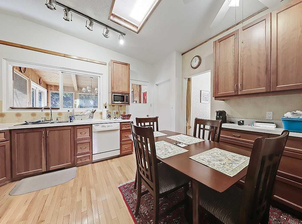 3911 Vincent Drive NW, Calgary — photo 4 of 33