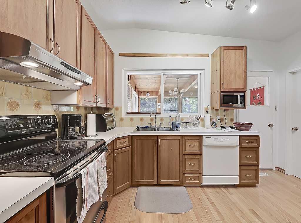 3911 Vincent Drive NW, Calgary — photo 5 of 33