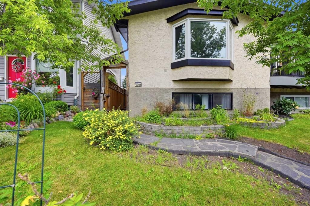 1004 Mckinnon Drive NE, Calgary — photo 3 of 50