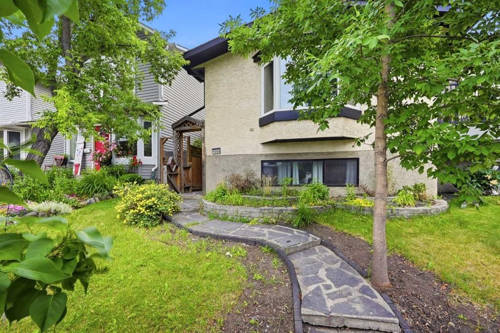 1004 Mckinnon Drive NE, Calgary — photo 4 of 50