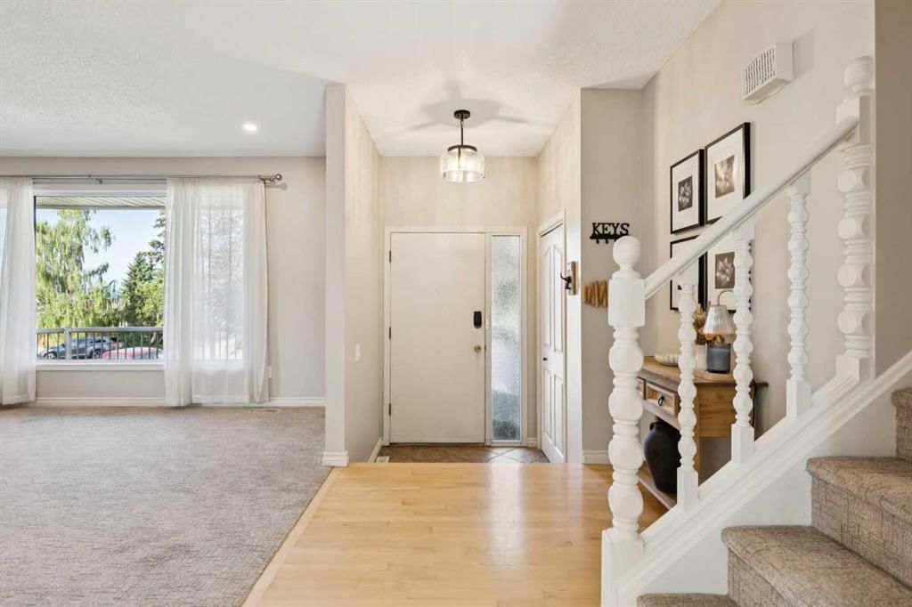 16 Brenner Place NW, Calgary — photo 4 of 50