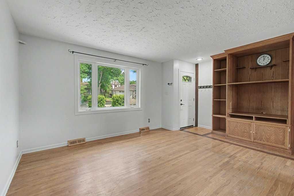 2056 Cottonwood Crescent SE, Calgary — photo 3 of 43