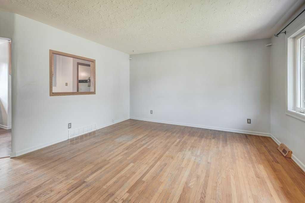 2056 Cottonwood Crescent SE, Calgary — photo 4 of 43