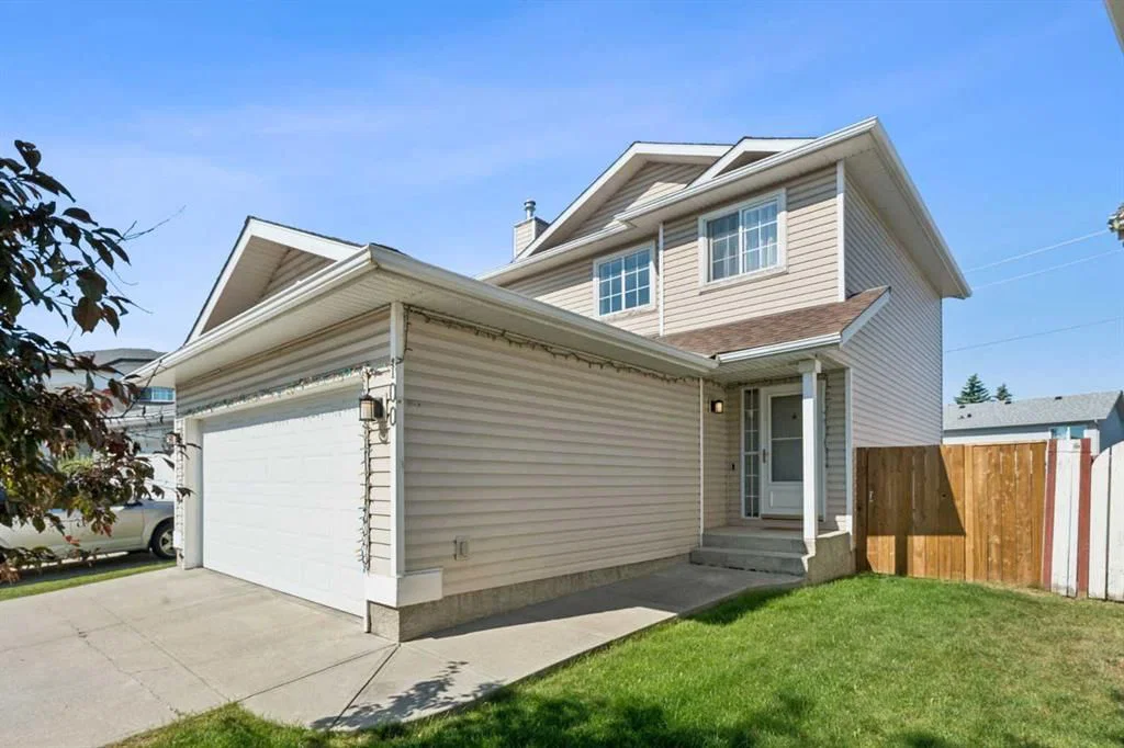 100 Applemont Close SE, Calgary — photo 4 of 40