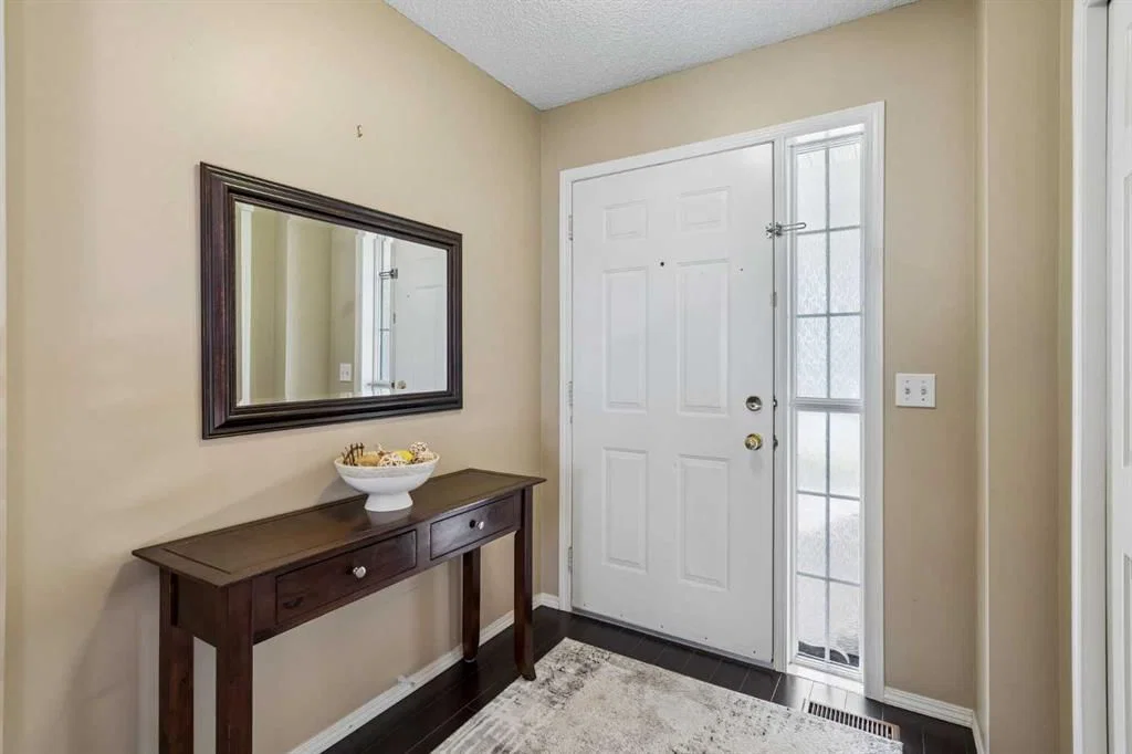 100 Applemont Close SE, Calgary — photo 5 of 40