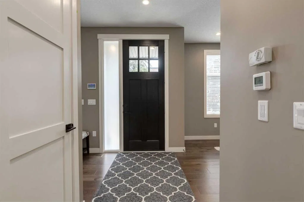 428 21 Avenue NE, Calgary — photo 3 of 50
