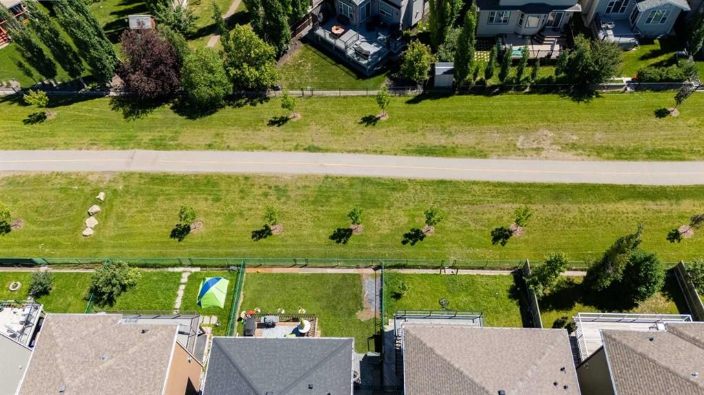 144 Everhollow Street SW, Calgary — photo 4 of 35