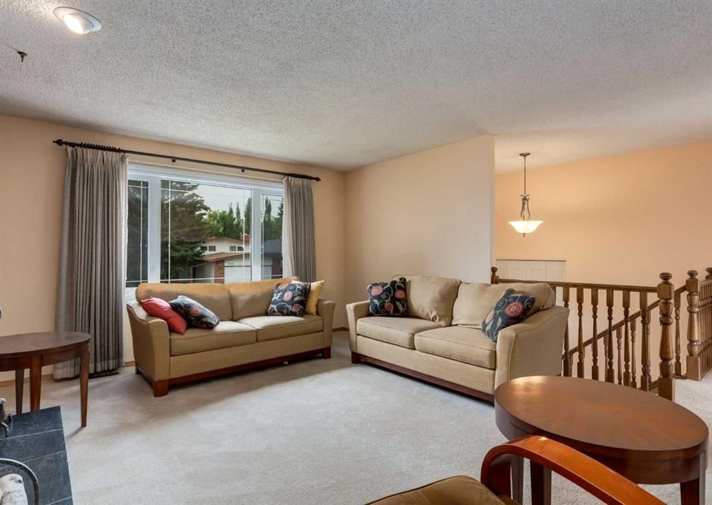 9527 Oakland Way SW, Calgary — photo 5 of 43