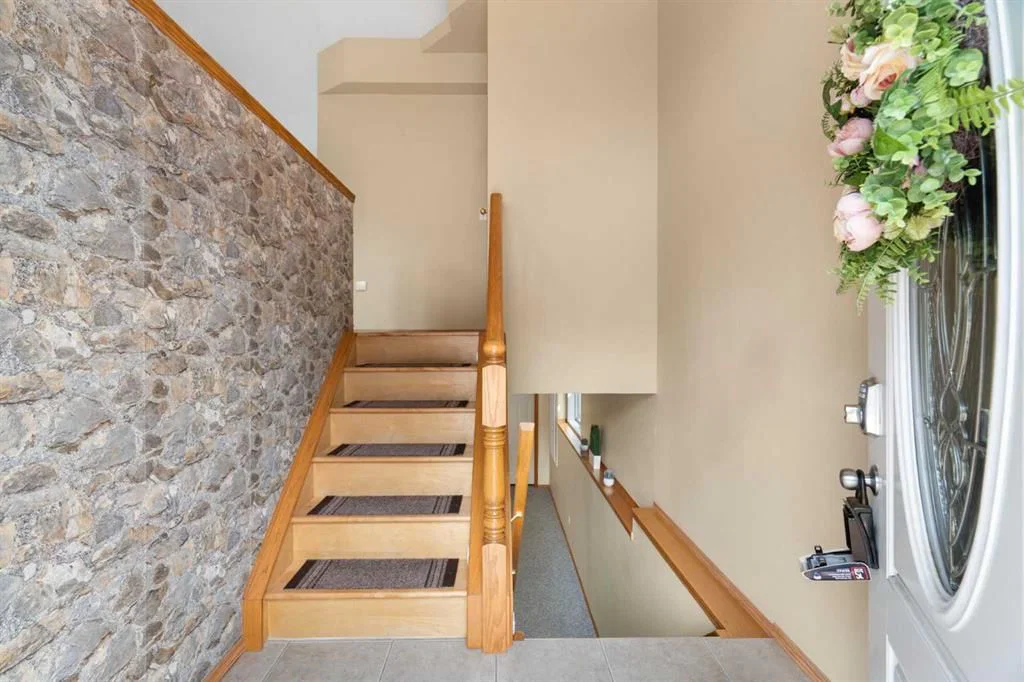 38 Hidden Spring Circle NW, Calgary — photo 4 of 50