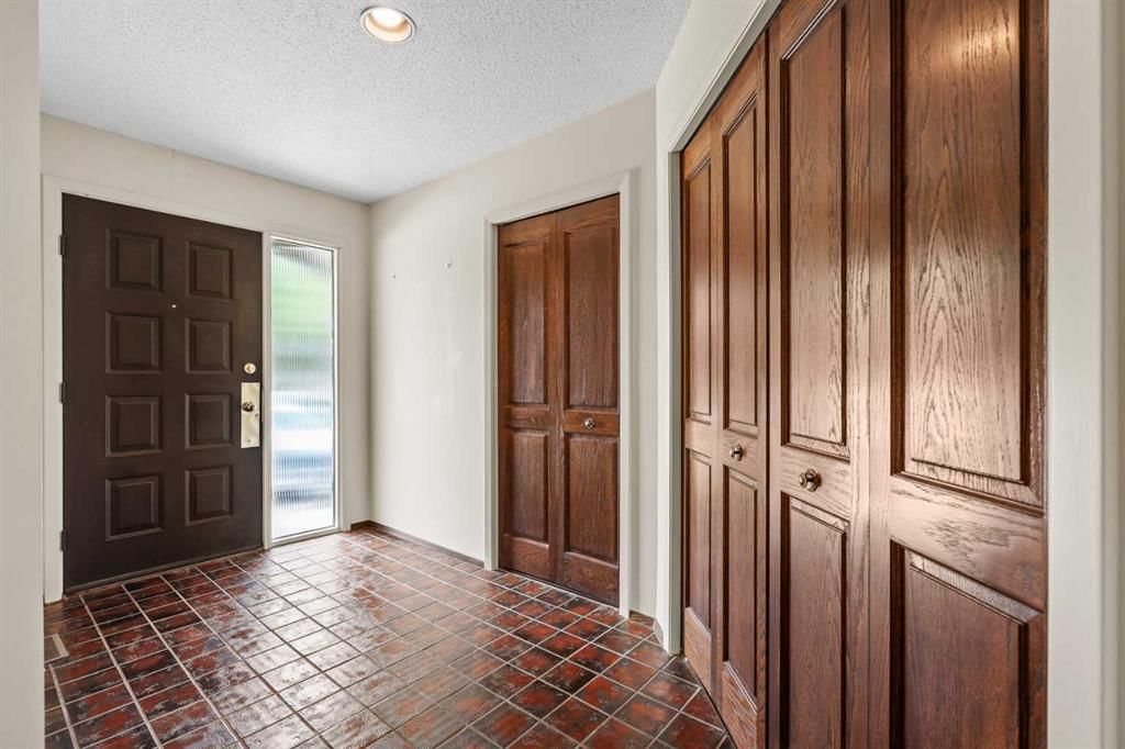 1, 1901 Varsity Estates Drive NW, Calgary — photo 3 of 50