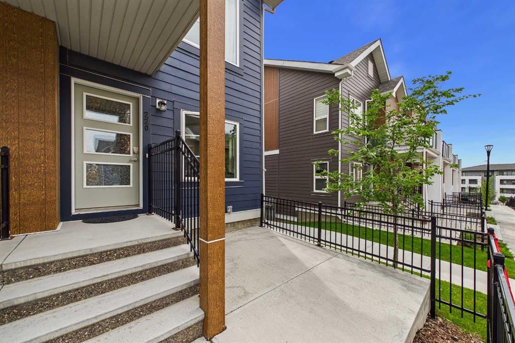 220 Livingston Common NE, Calgary — photo 2 of 24