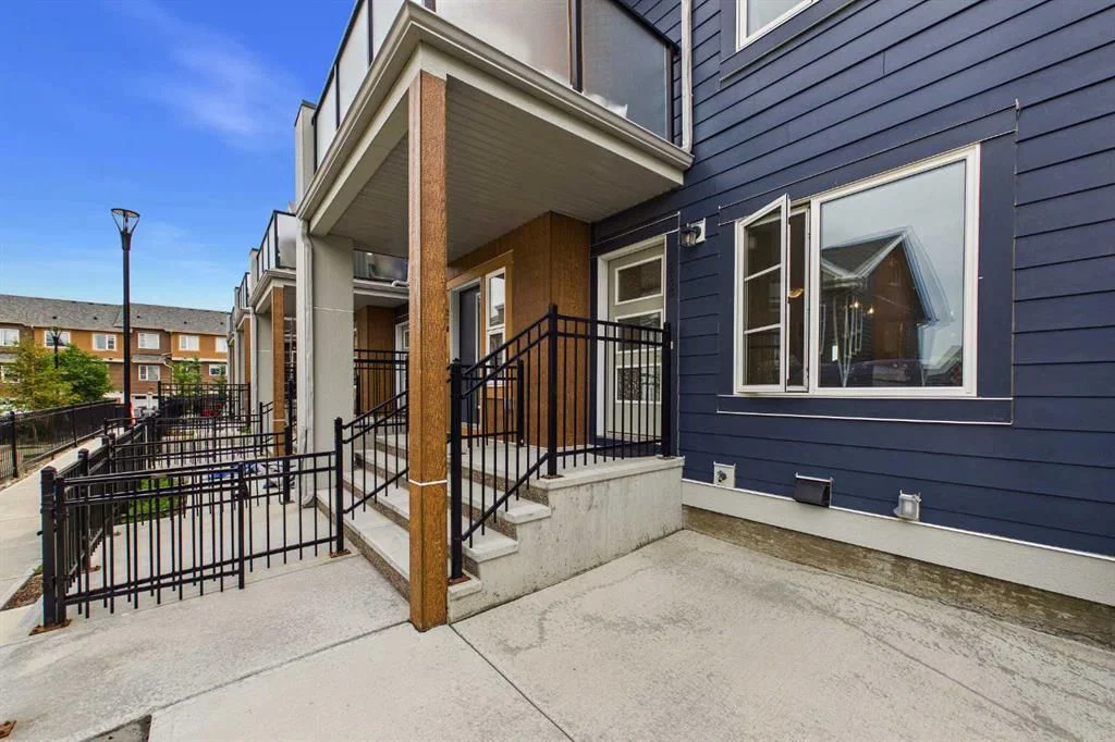 220 Livingston Common NE, Calgary — photo 3 of 24