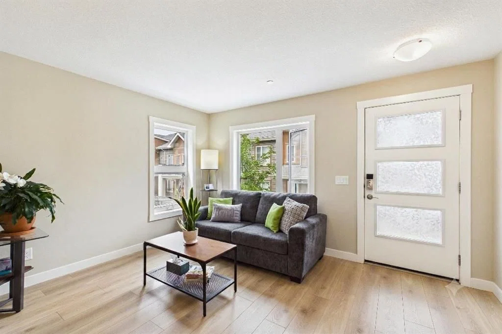 220 Livingston Common NE, Calgary — photo 5 of 24