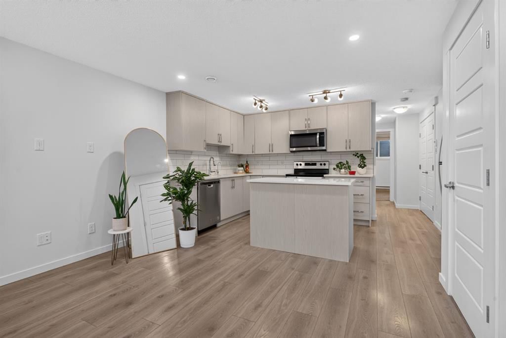 461 Cranbrook Square SE, Calgary — photo 5 of 29