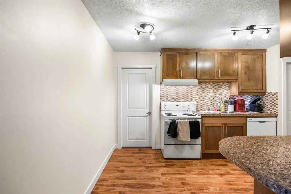 102, 3103 Blakiston Drive NW, Calgary — photo 3 of 19
