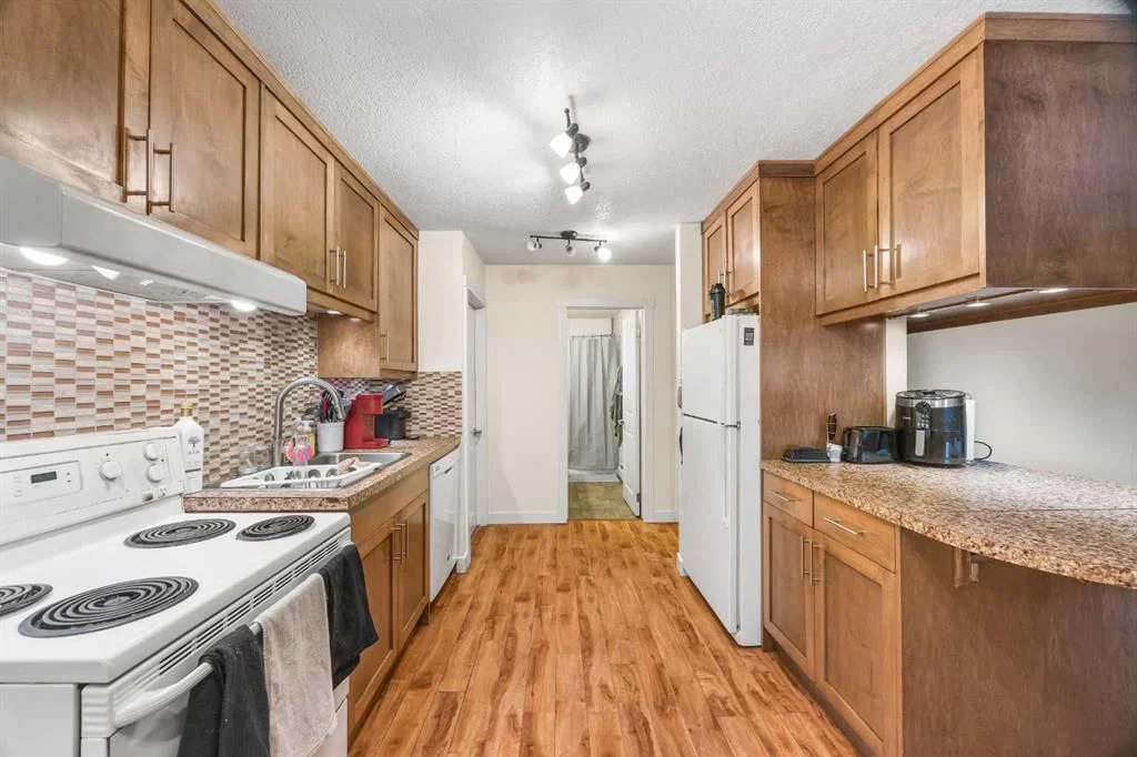 102, 3103 Blakiston Drive NW, Calgary — photo 4 of 19