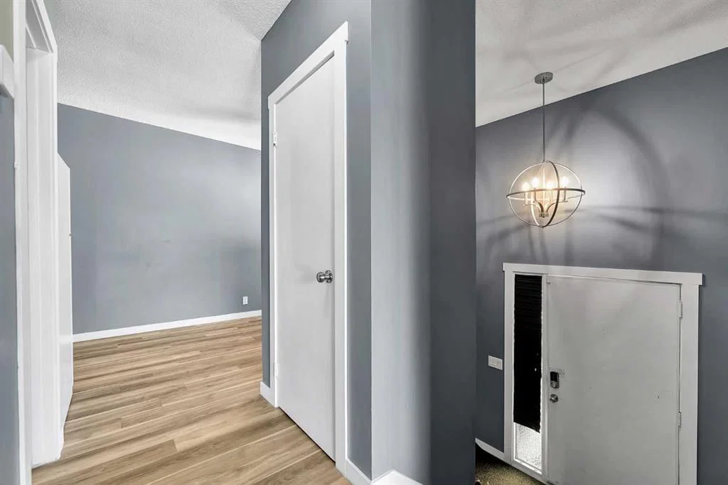 2, 435 Pinehill Road NE, Calgary — photo 3 of 31