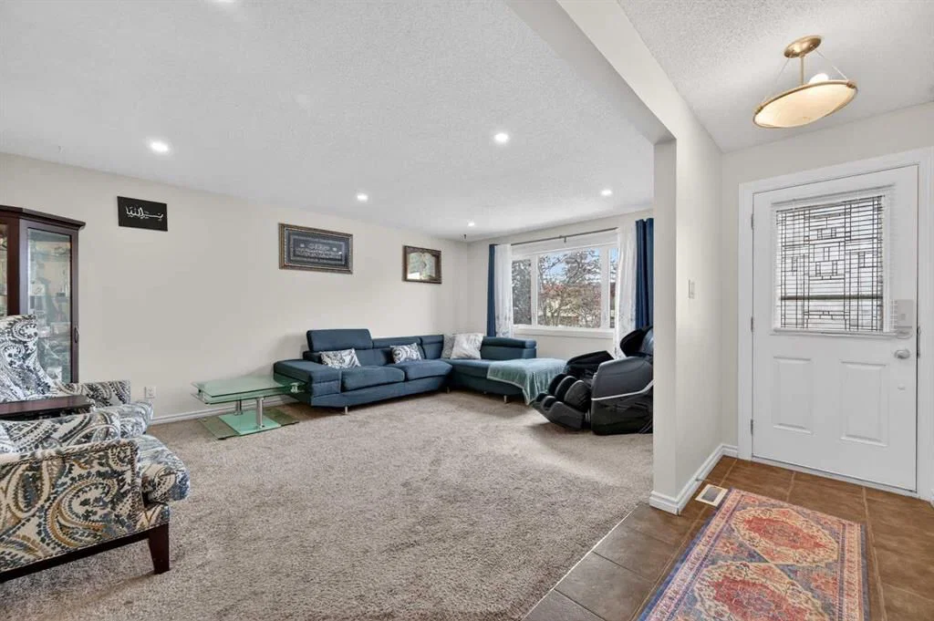 5835 28 Avenue NE, Calgary — photo 5 of 45