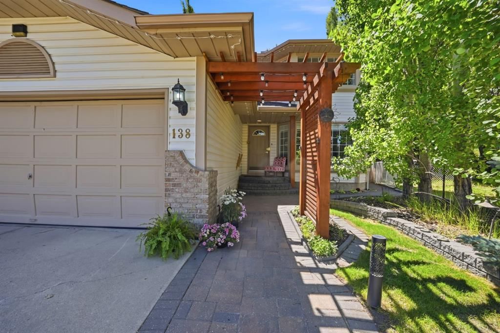 138 Shannon Hill SW, Calgary — photo 4 of 50