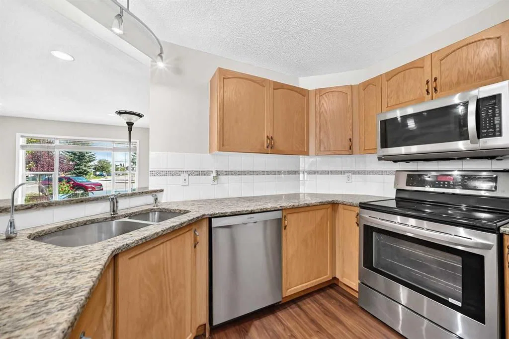 43 Somerside Common SW, Calgary — photo 4 of 41