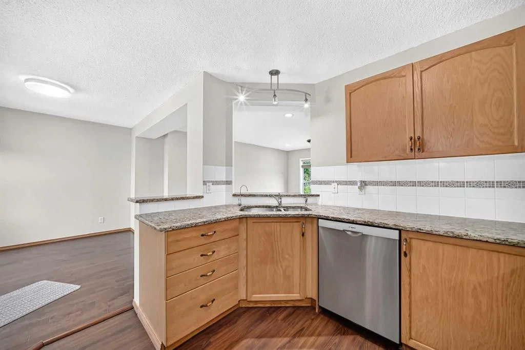 43 Somerside Common SW, Calgary — photo 5 of 41