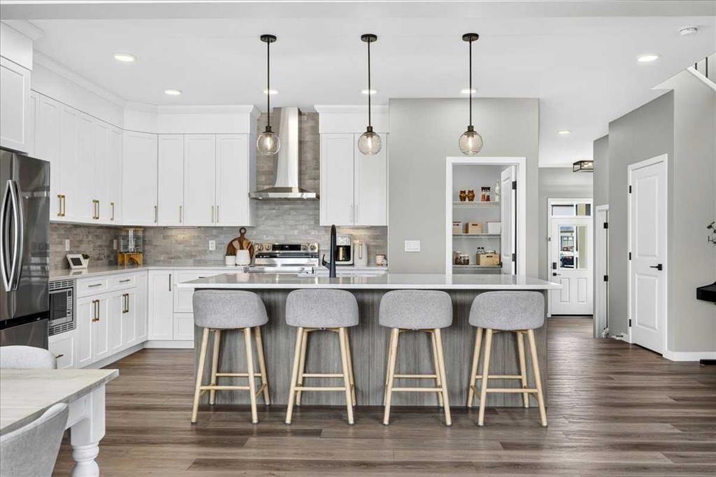 421 Magnolia Way SE, Calgary — main listing photo