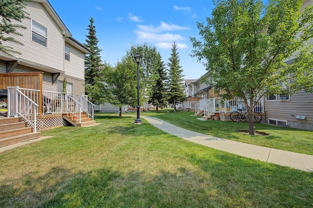 65 Royal Birch Villas NW, Calgary — photo 2 of 33