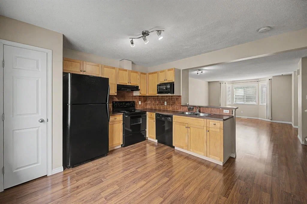 65 Royal Birch Villas NW, Calgary — photo 4 of 33