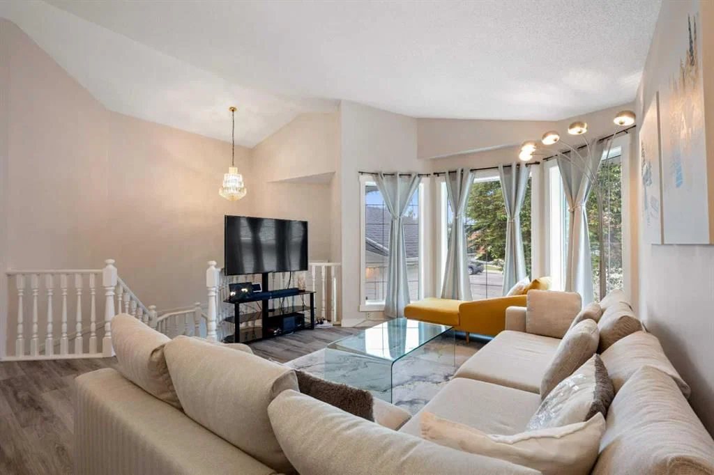358 Hawkstone Drive NW, Calgary — photo 5 of 41