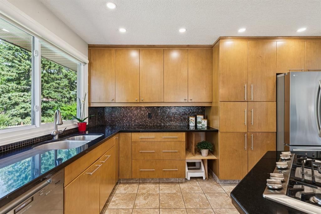 423 Canterbury Place SW, Calgary — photo 4 of 50