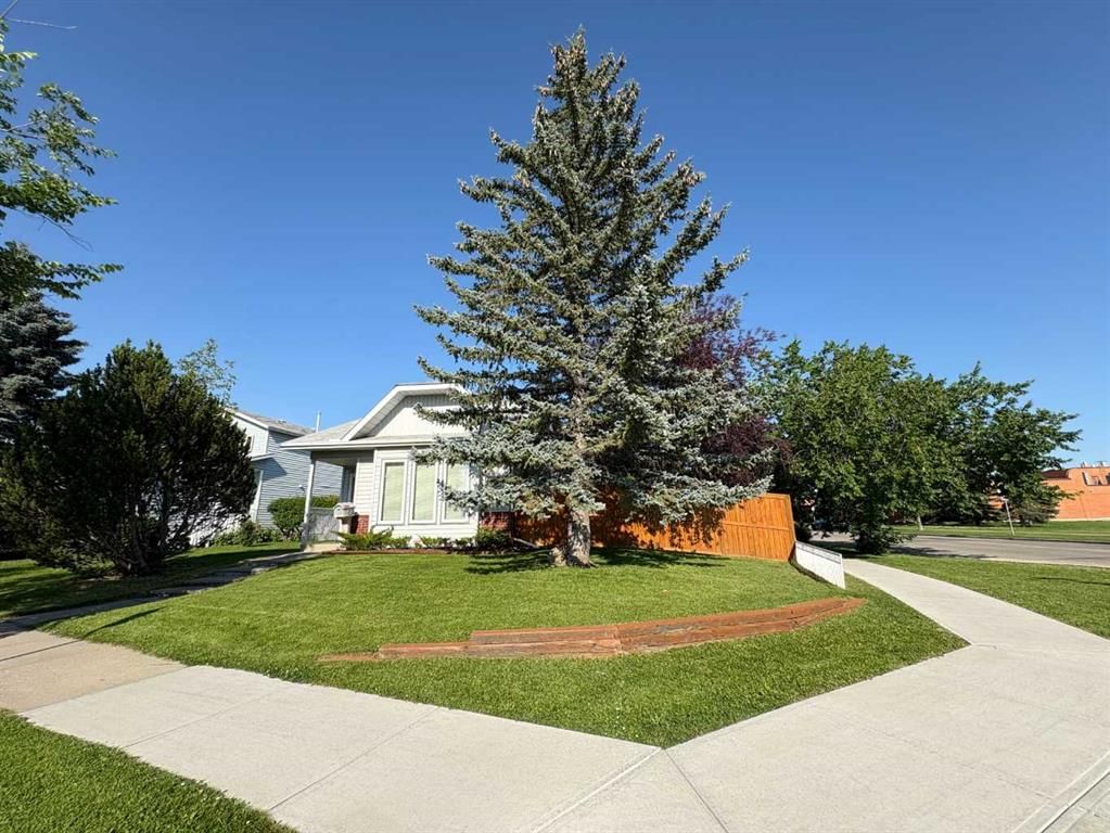 228 ERIN WOODS Drive SE, Calgary — photo 2 of 36