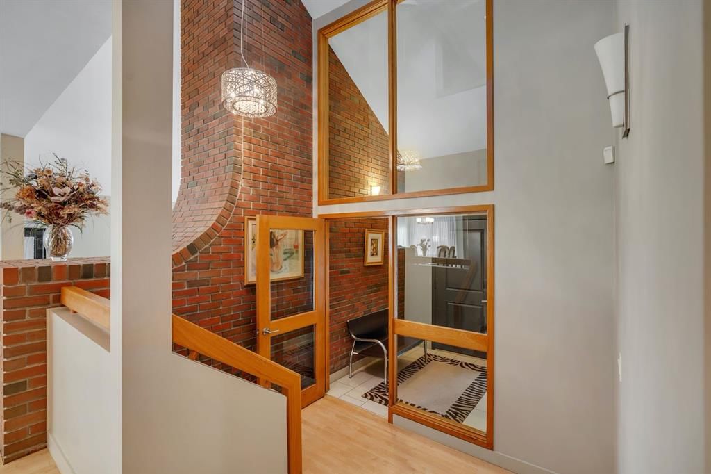 521 30 Avenue SW, Calgary — photo 3 of 50
