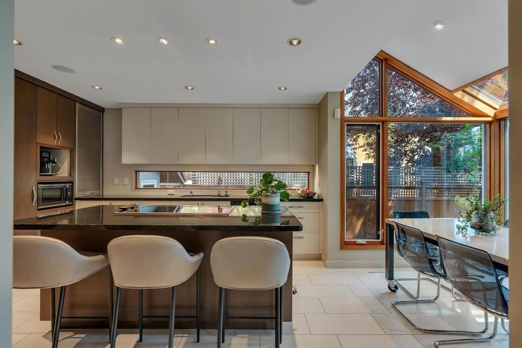 521 30 Avenue SW, Calgary — photo 5 of 50