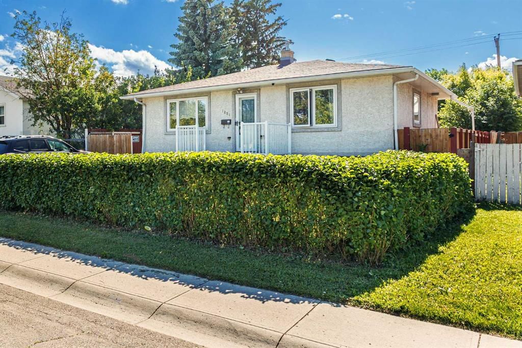 1831 43 Street SE, Calgary — photo 4 of 16