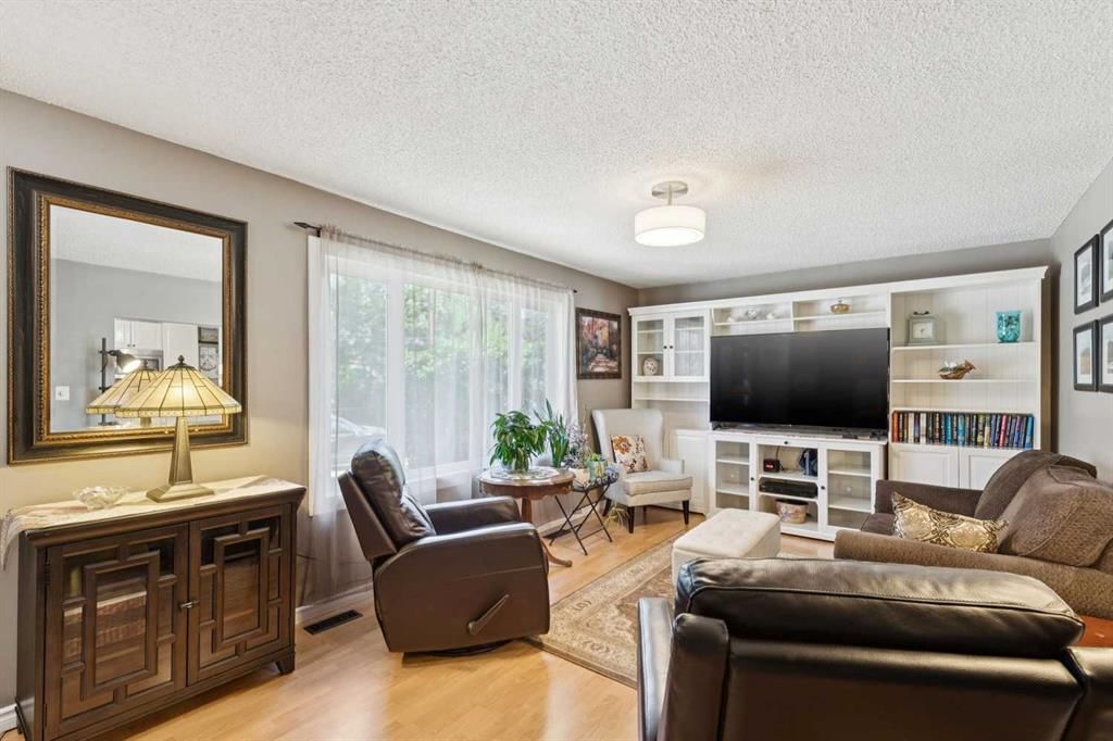 6111 Bow Crescent NW, Calgary — photo 2 of 34