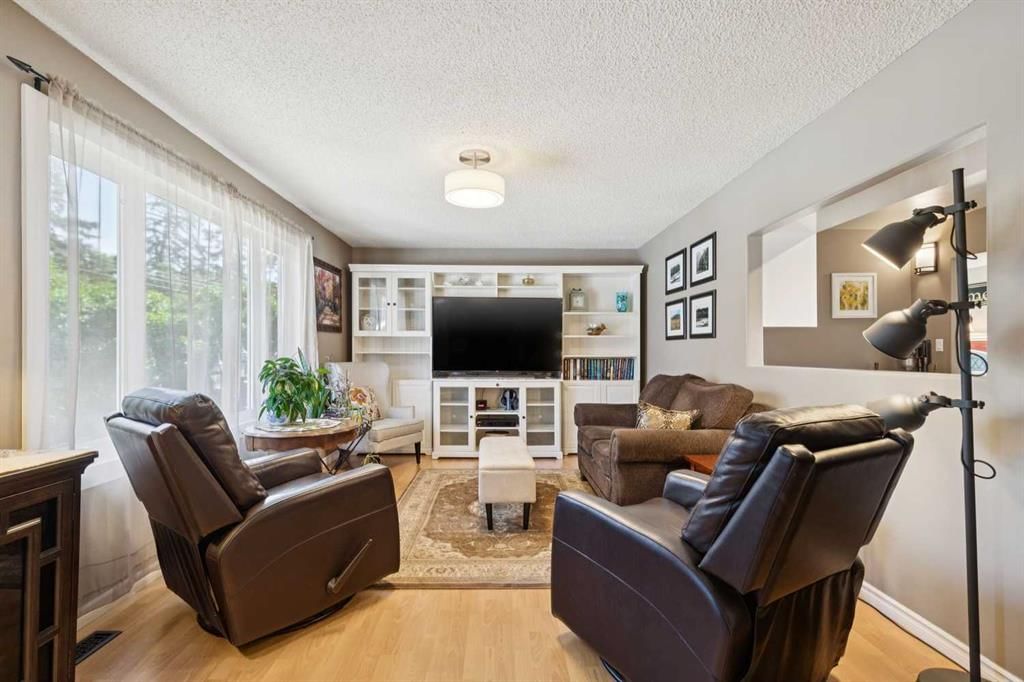 6111 Bow Crescent NW, Calgary — photo 3 of 34